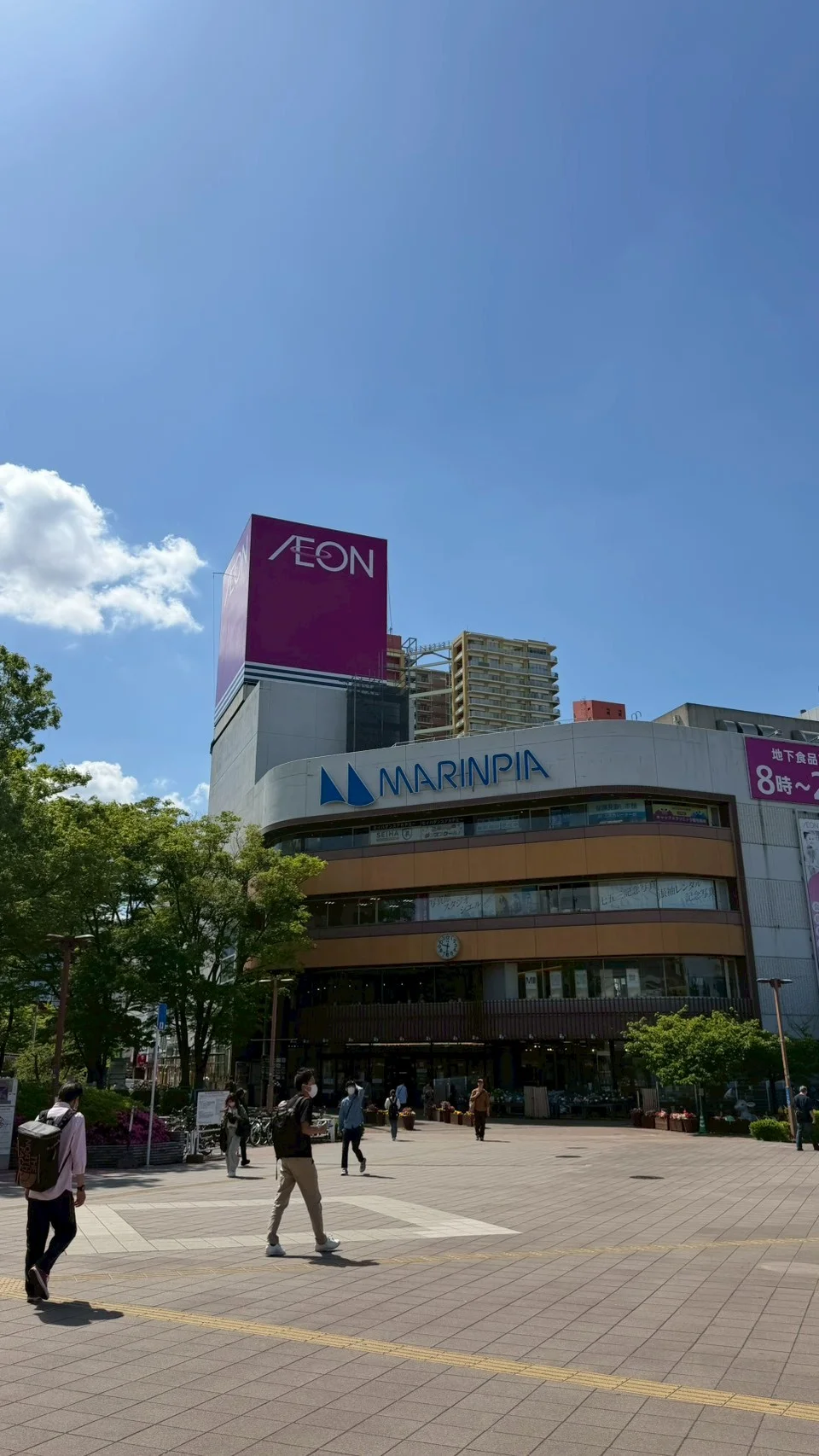 駅前に大型ショッピングセンターあります。