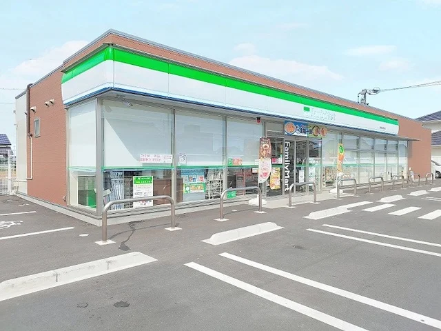 ファミリーマートまで750m
