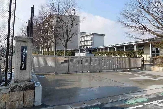 篠目中学校まで1400m