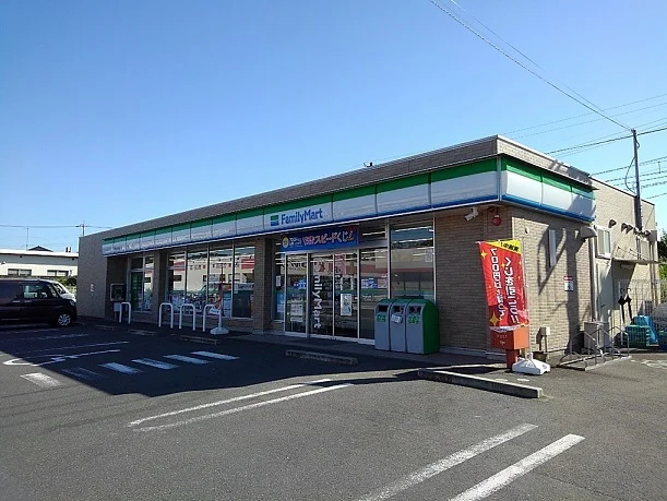ファミリーマートまで750m