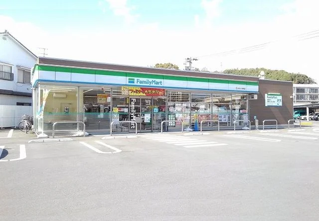 ファミリーマートまで110m