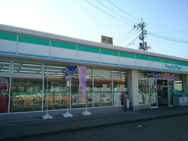 ファミリーマート巻駅前店まで950m