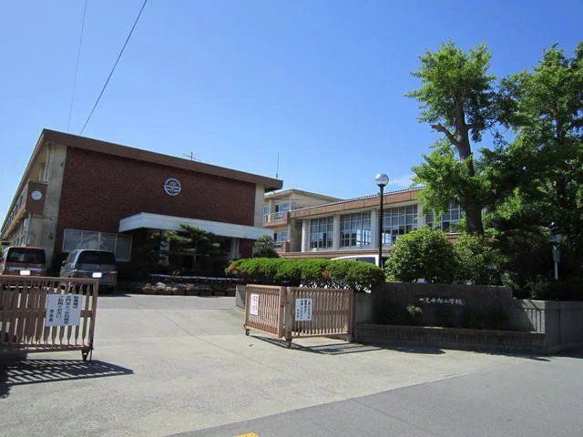 西尾市立一色中部小学校まで750m