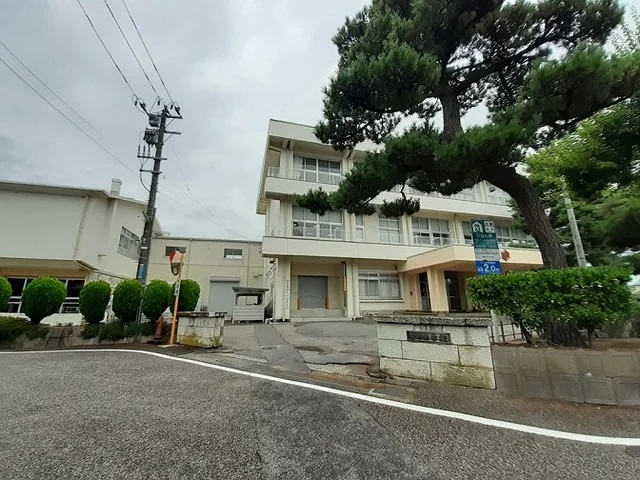 新潟市立亀田小学校まで1300m