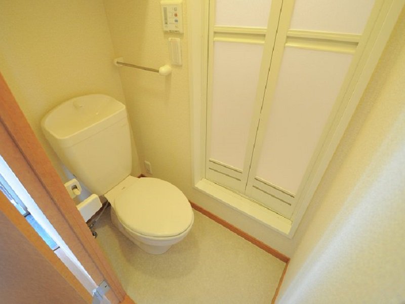 収納棚付きのキレイなトイレです。