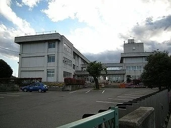 毛里田中学校まで2500m