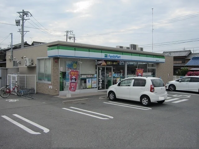 ファミリーマートまで900m
