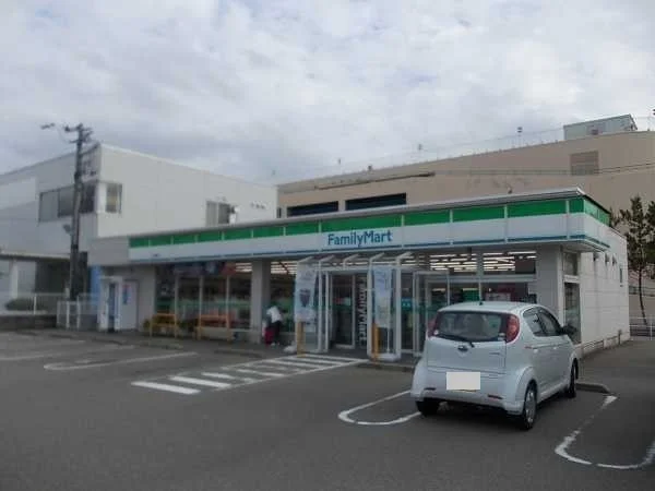 ファミリーマートまで550m