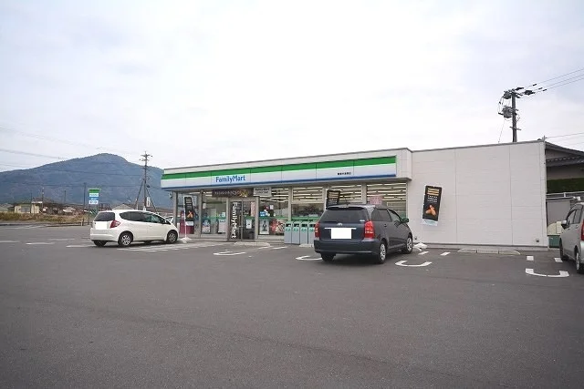 ファミリーマートまで1300m