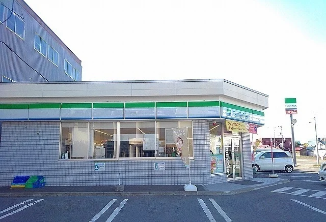ファミリーマートまで700m