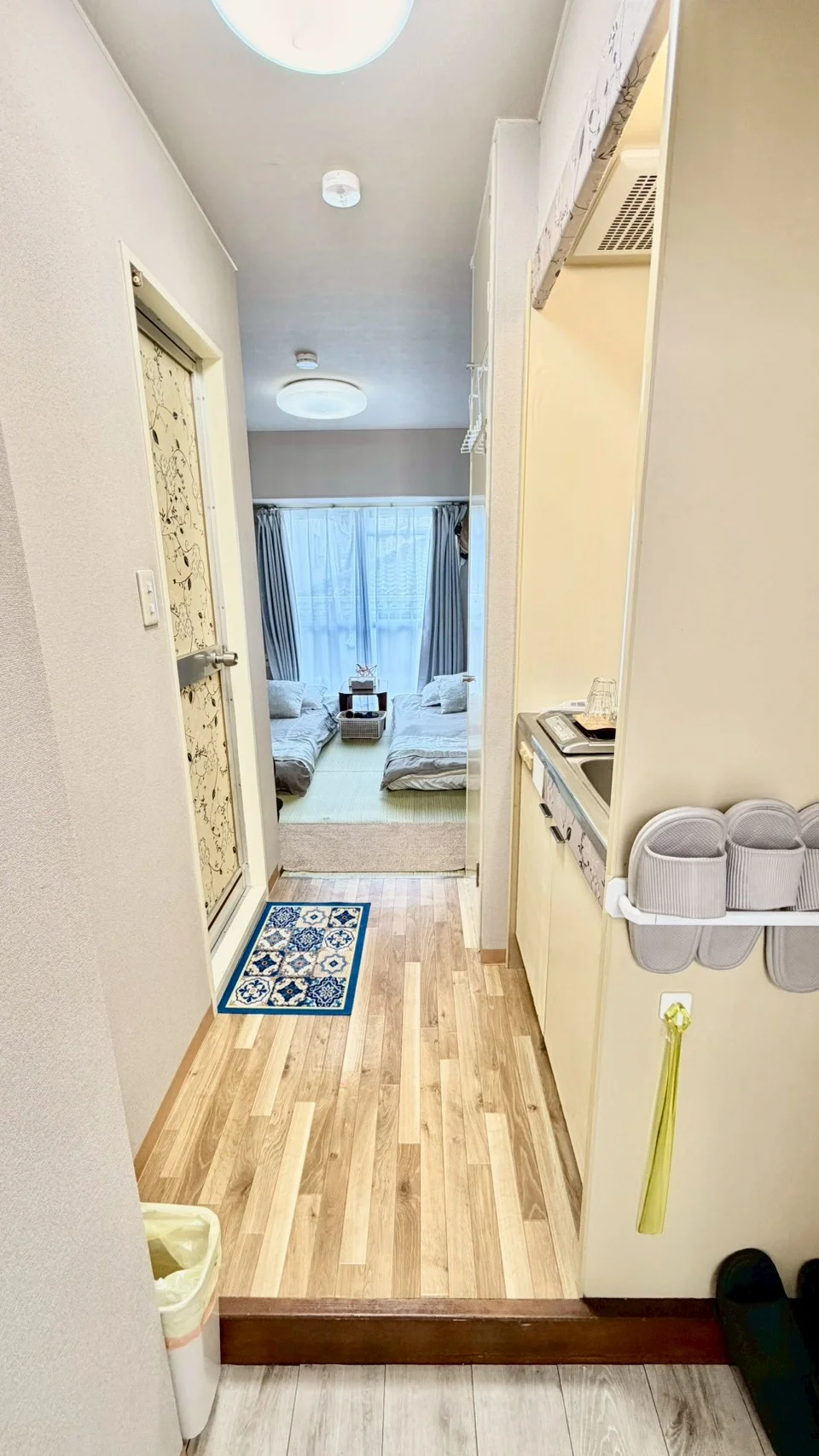303号　玄関からお部屋全体のお写真です。