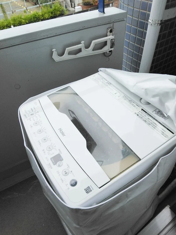 ベダンダに洗濯機、洗濯カゴもあります。