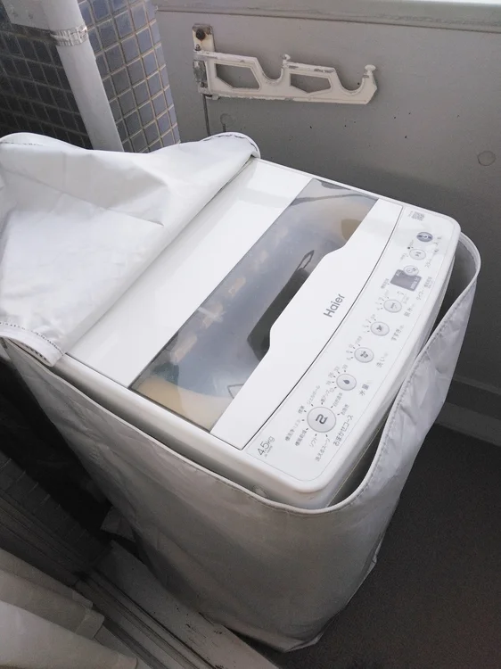 ベランダに洗濯機設置しております。洗濯カゴもあります。