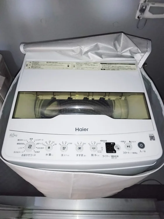 ベダンダに洗濯機設置。洗濯カゴあります。
