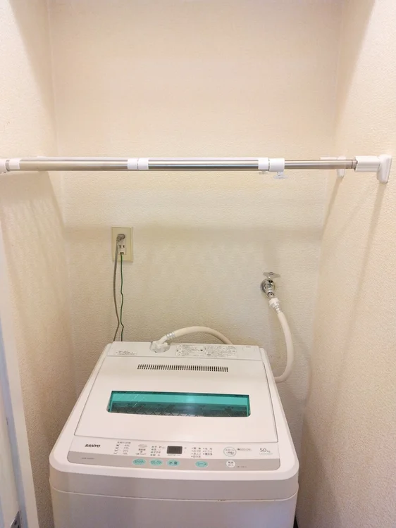 室内洗濯機、洗濯機の上に収納棚あります。