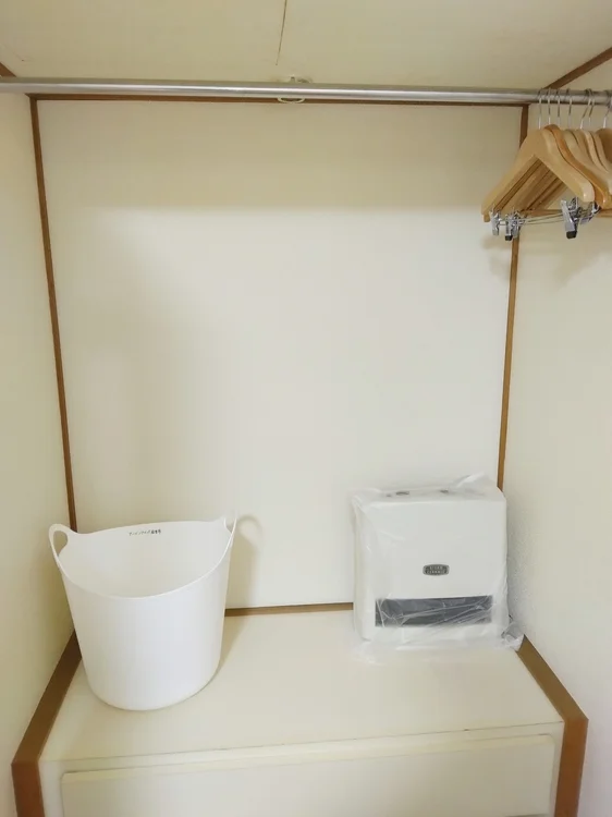 クローゼット・ランドリーカゴ・簡易机・イス・電気ヒーター