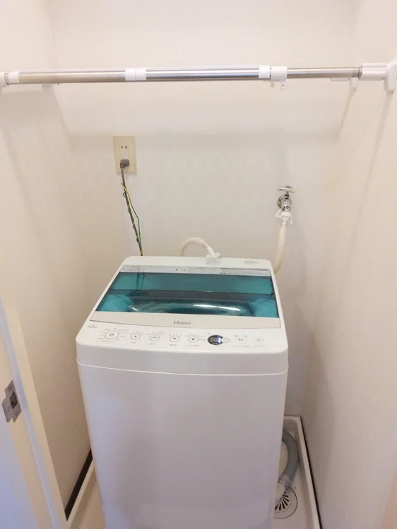 洗濯機の上の棚、収納可。洗濯カゴあります。