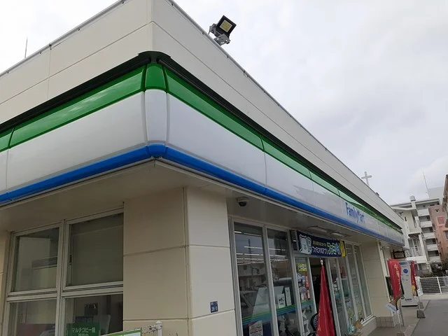 ファミリーマート真嘉比中央店まで96m