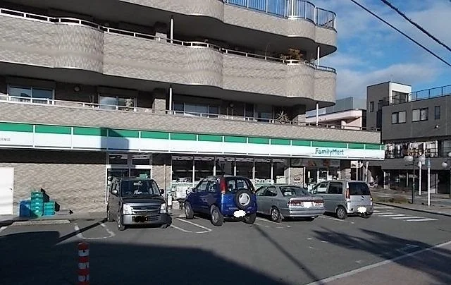 ファミリーマートまで700m