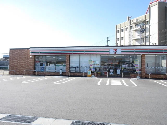 セブンイレブン松阪荒木町店まで300m