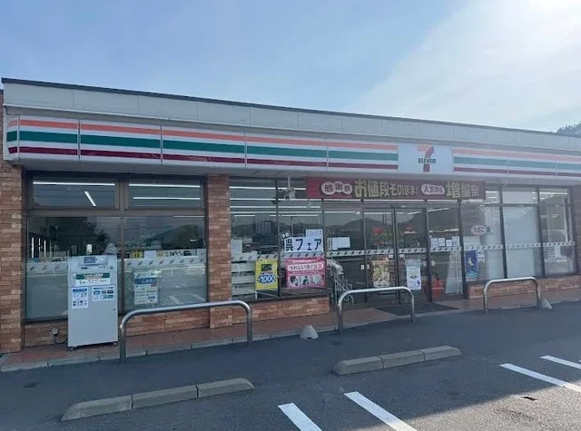 セブンイレブン仁方店まで700m