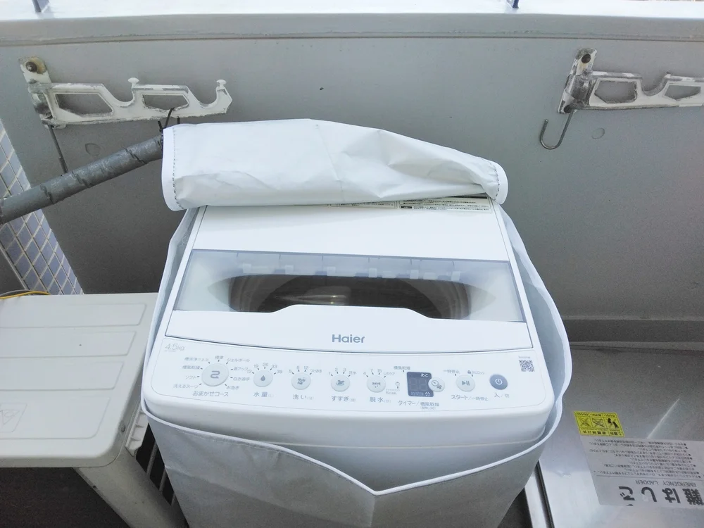 洗濯機ベダンダに設置！洗濯カゴあり。