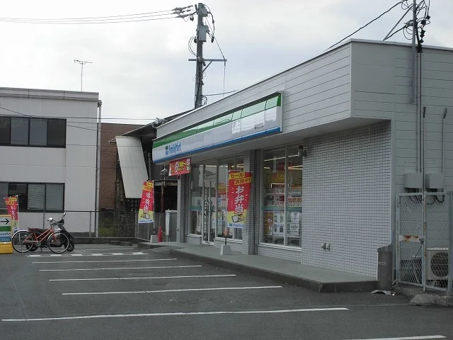 ファミリーマートまで700m