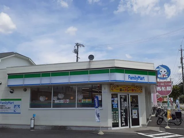 ファミリーマートまで668m
