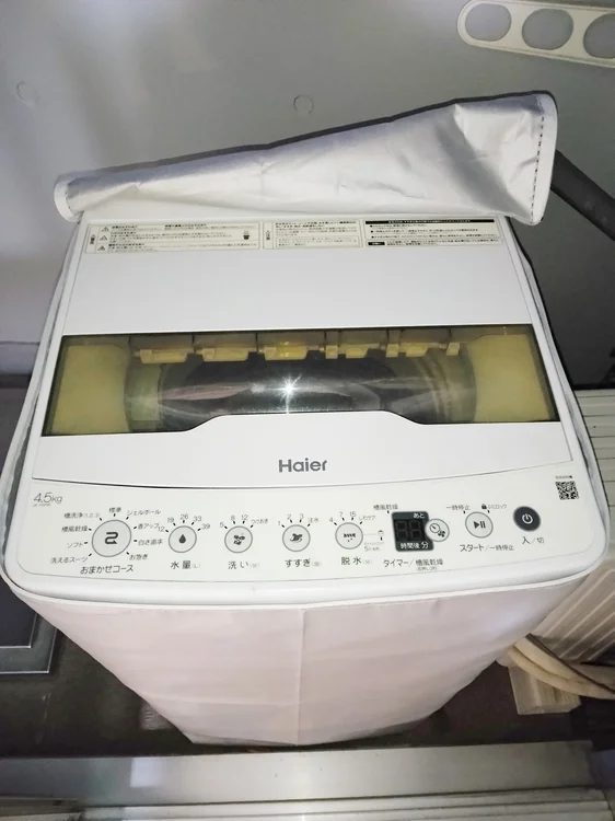 ベランダに洗濯機設置。洗濯カゴあります。