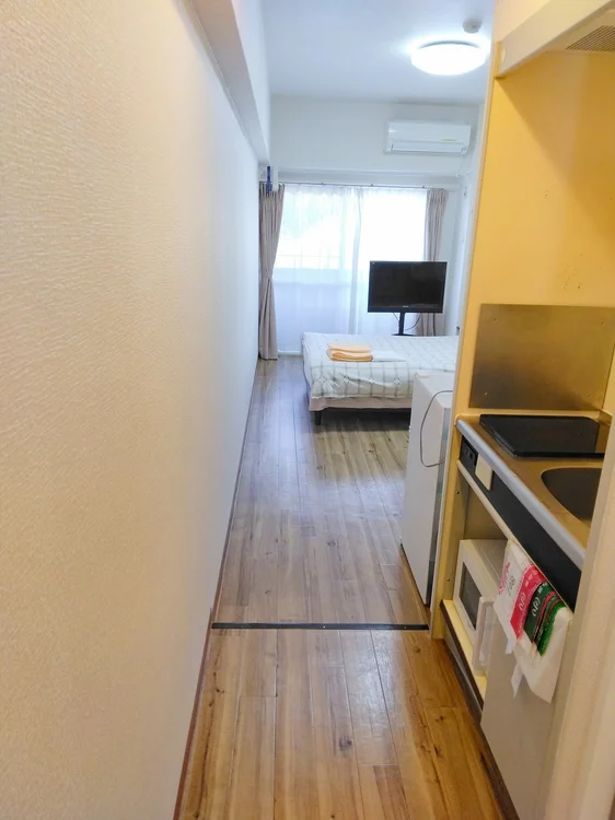 セミダブルベッド120㎝幅。室内洗濯物干しあり。