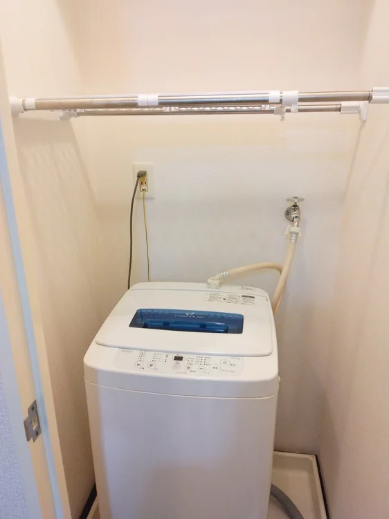 室内洗濯機、洗濯機の上に収納棚あります。