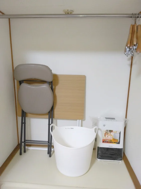 クローゼットに簡易机・イス・色んな用途あり！