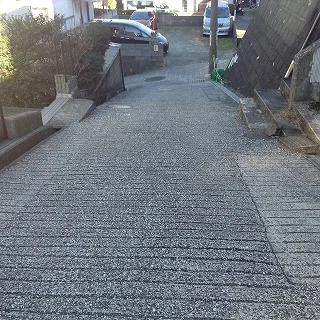 電柱脇のネットがゴミ捨て場です。