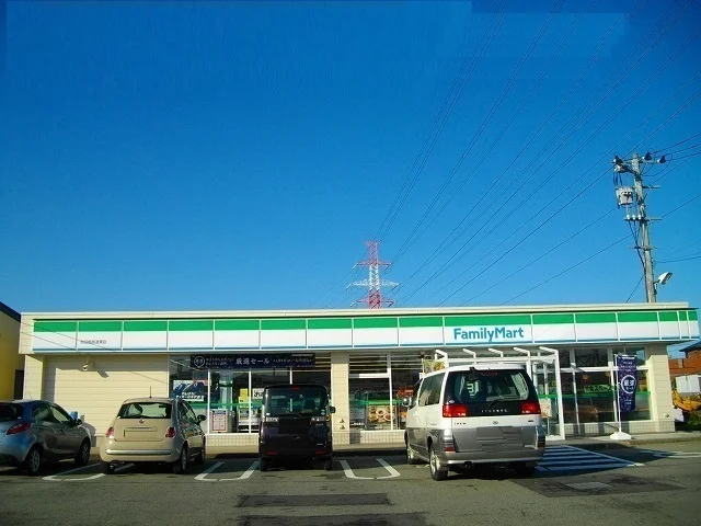 ファミリーマート道東三丁目店まで500m