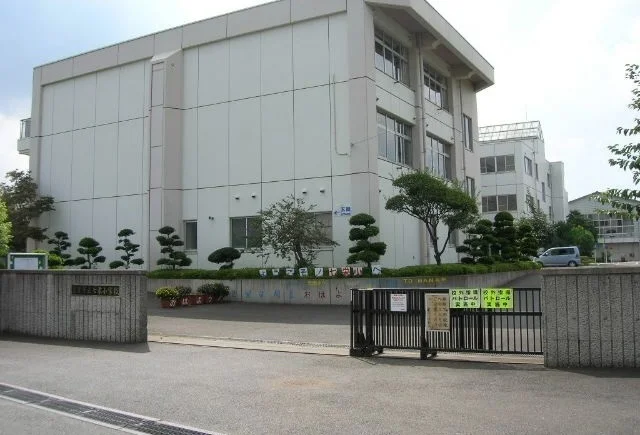 七栄小学校まで120m