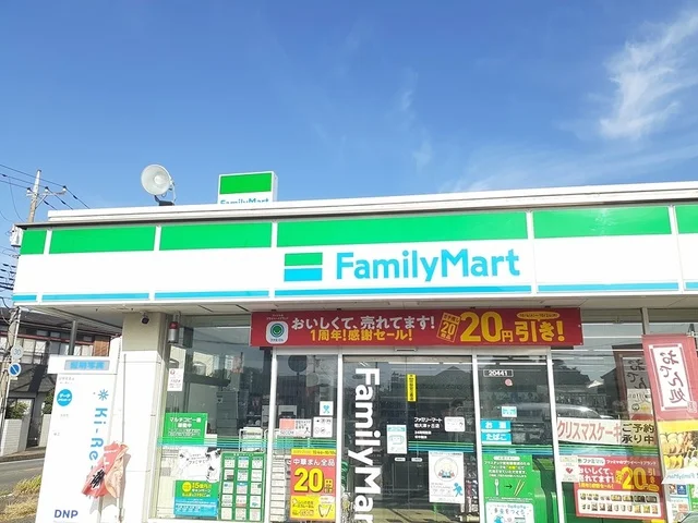ファミリーマートまで582m