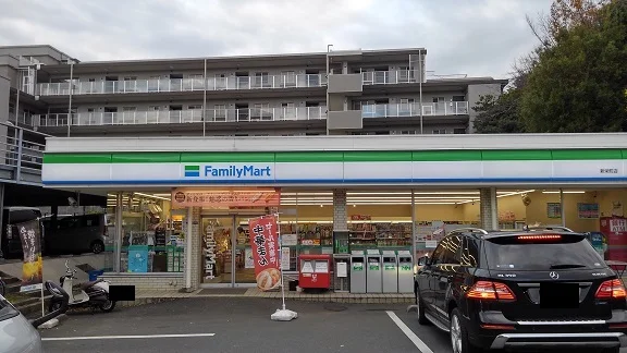 ファミリーマートまで270m
