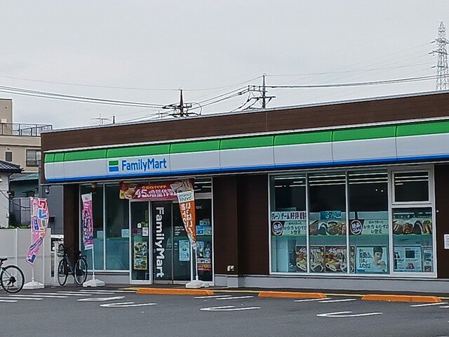 ファミリーマートまで277m
