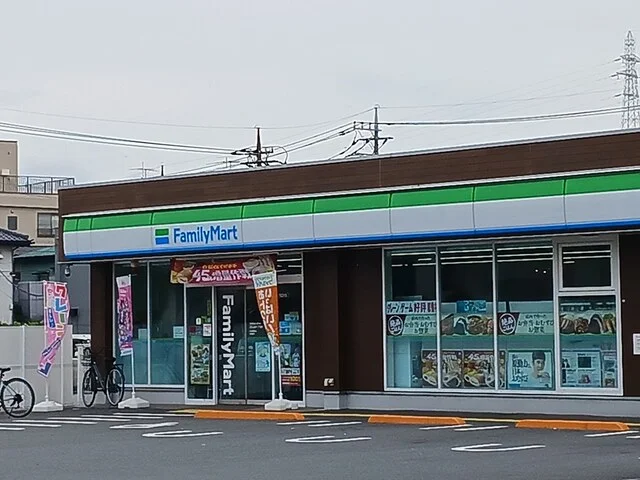 ファミリーマートまで277m
