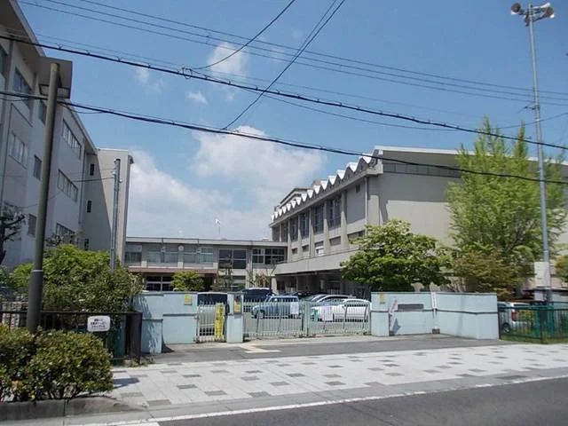 草津第二小学校まで1973m