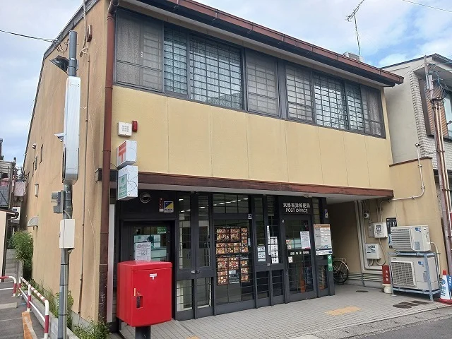 京都梅津郵便局まで90m