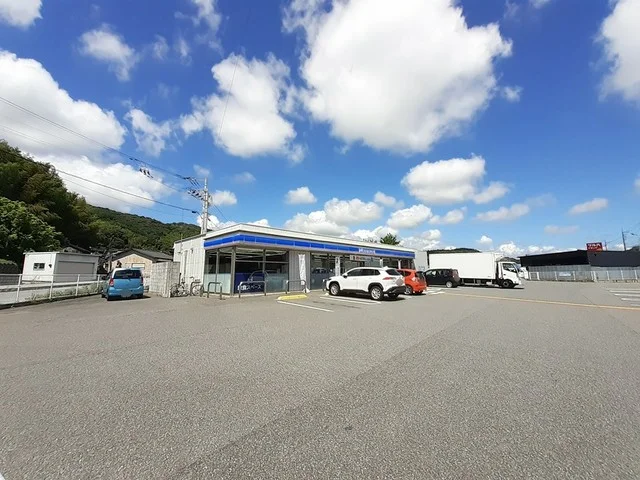 ローソン南国岡豊小蓮店まで647m