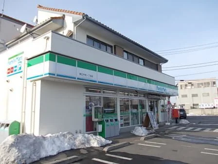 ファミリーマートまで220m