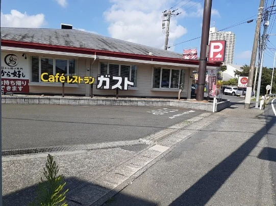 ガスト 鴨川店まで600m