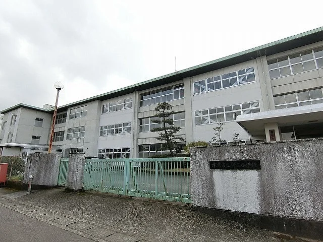 弾正小学校まで700m