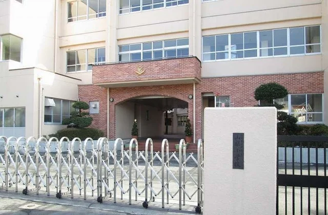 山梨市立山梨小学校まで750m