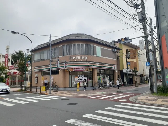 セブンイレブン足立竹の塚駅東店まで438m