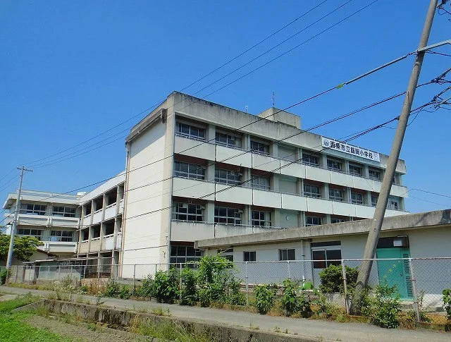 飯岡小学校まで1400m