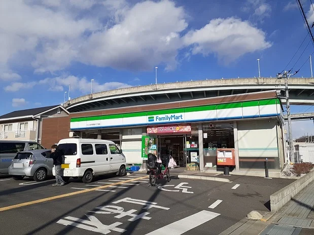 ファミマさいたま円阿弥6丁目店まで300m