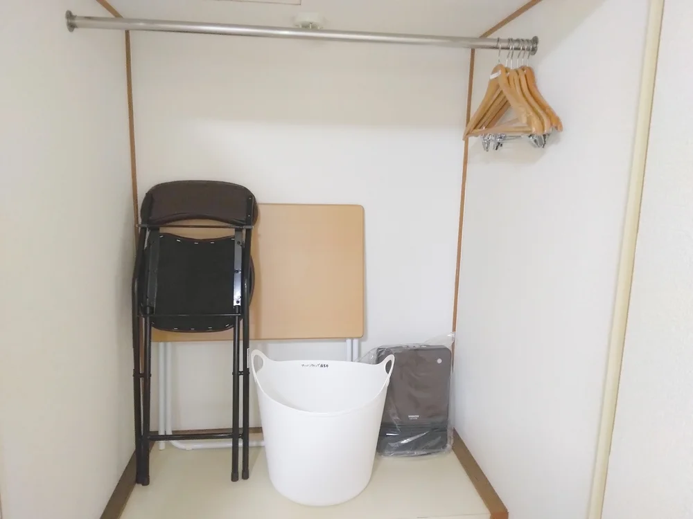 クローゼットに簡易机・イス色んな用途あり！